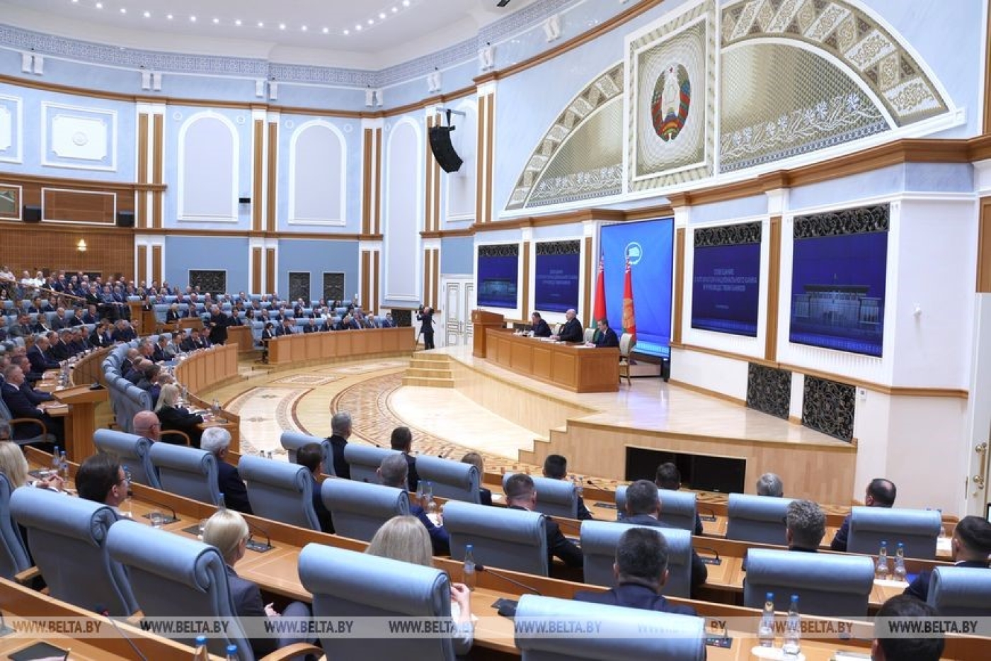 Лукашенко заявил об ускоренной девалютизации белорусской экономики