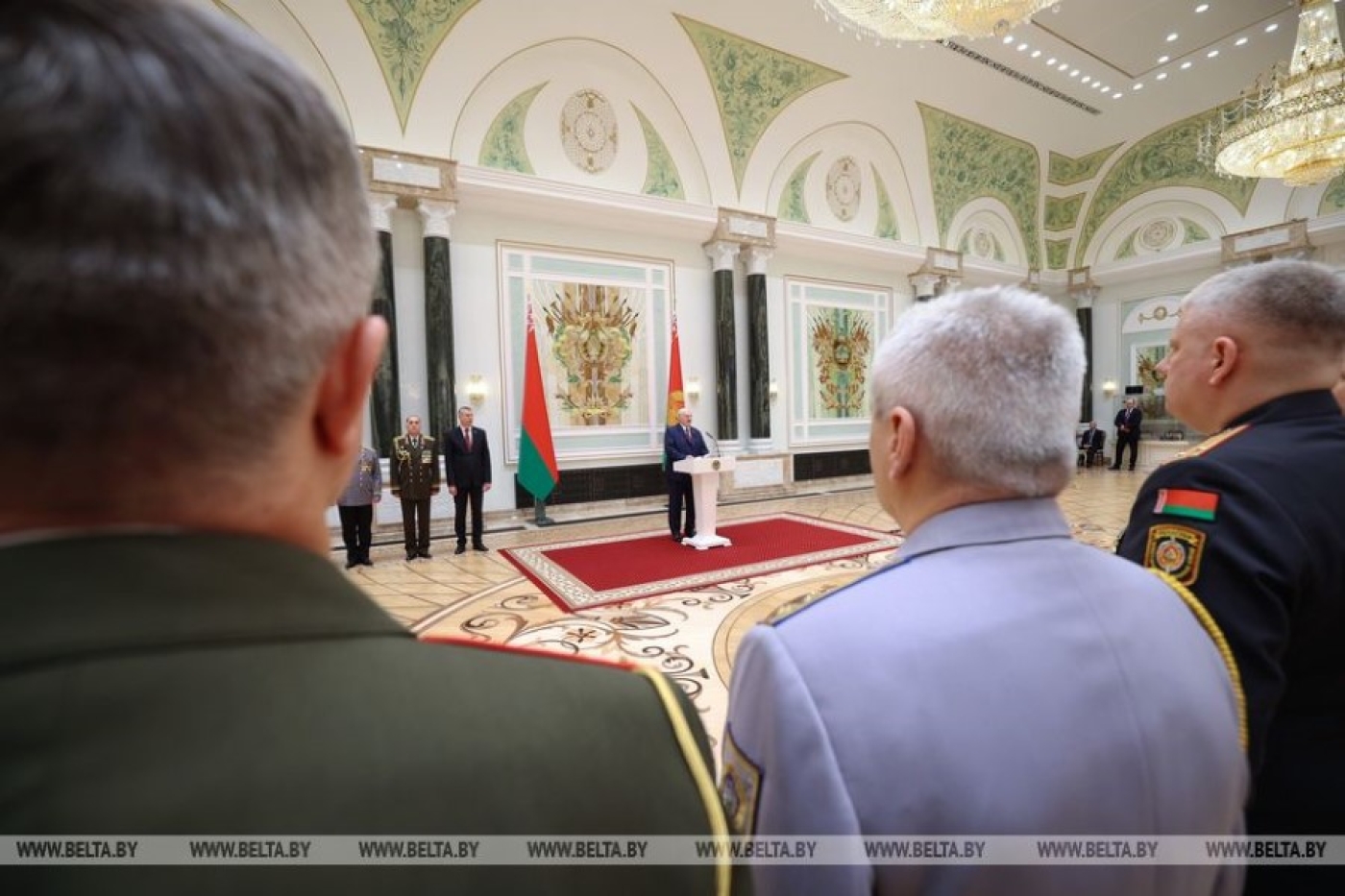 Лукашенко: все люди в погонах сдадут экзамен на профпригодность