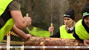 "Ребята молодцы, девчонки - вообще пушка". Команда блогеров об атмосфере на чемпионате по колке дров