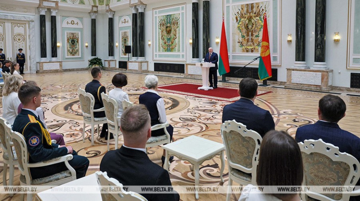 Лукашенко - выпускникам вузов: мир огромен, а Беларусь у нас одна