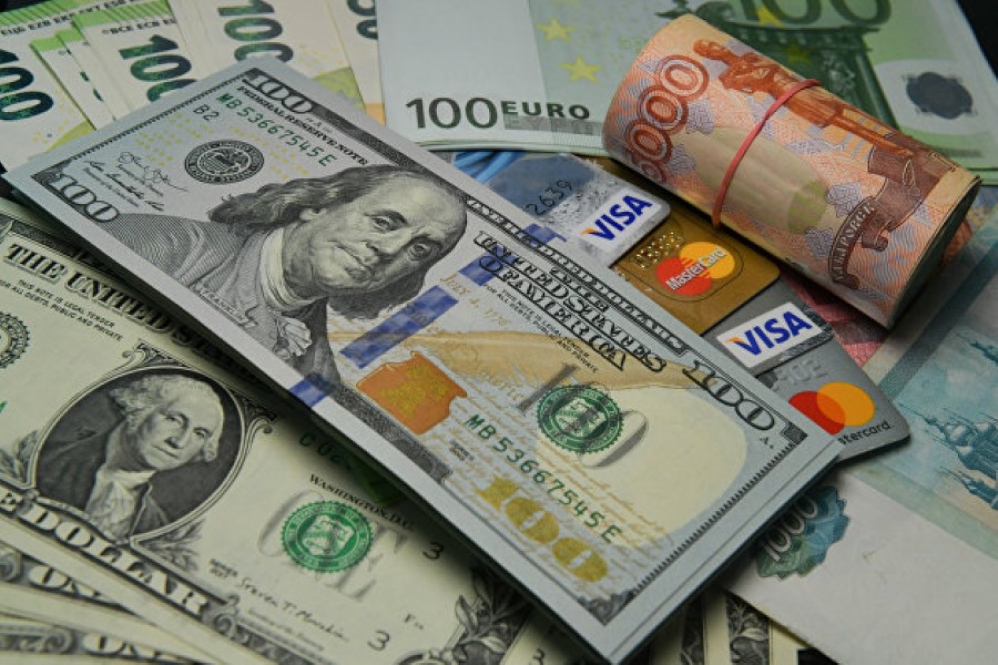 Российский рубль подешевел, доллар и юань подорожали на торгах 28 июня