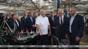 &quot;Мы должны делать свое!&quot; Лукашенко требует большей локализации на мотовелозаводе