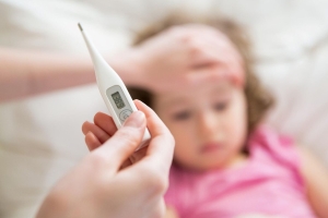 Врач скорой помощи объяснил, почему у ребенка может долгое время не снижаться температура