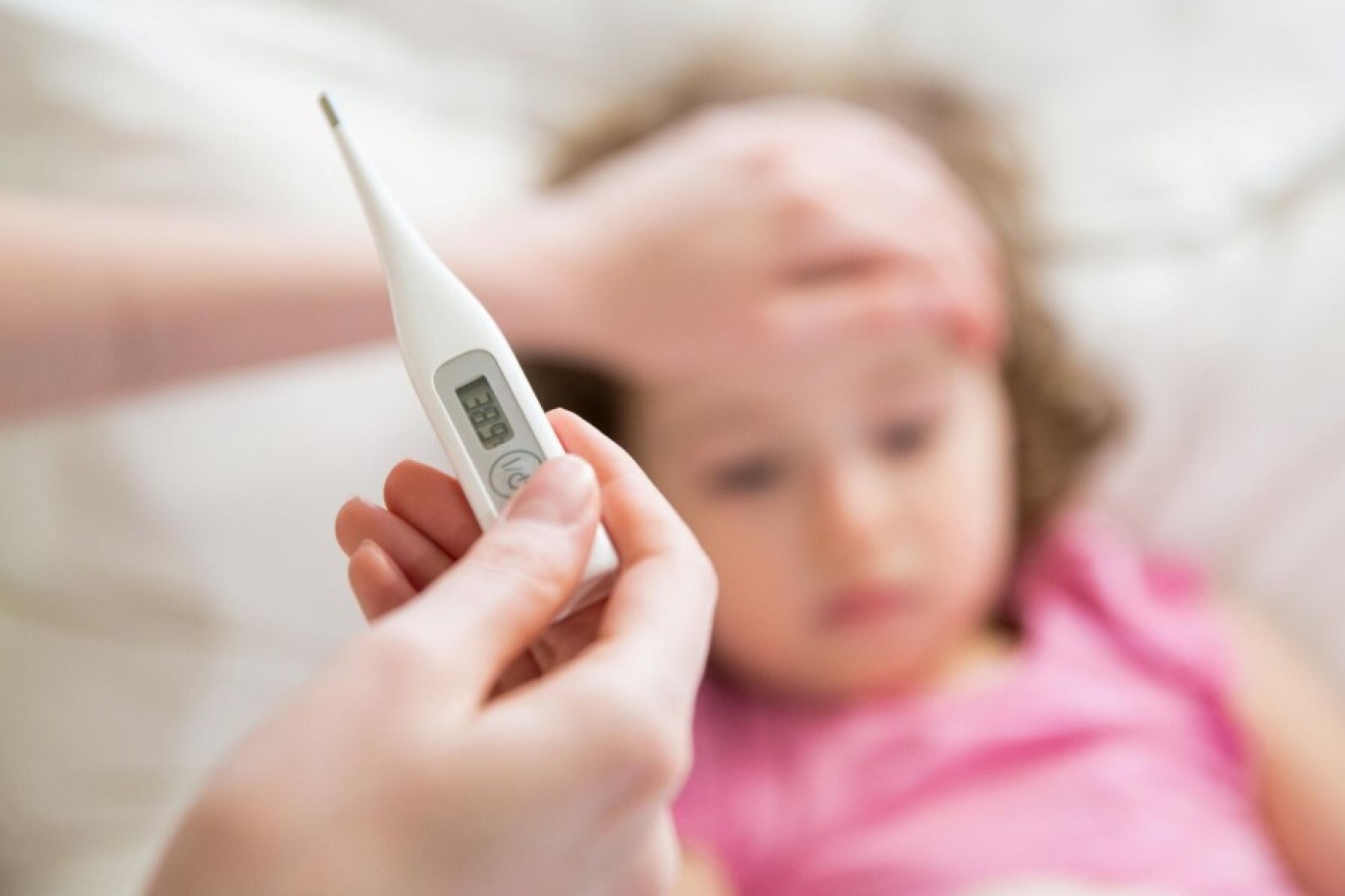 Врач скорой помощи объяснил, почему у ребенка может долгое время не снижаться температура