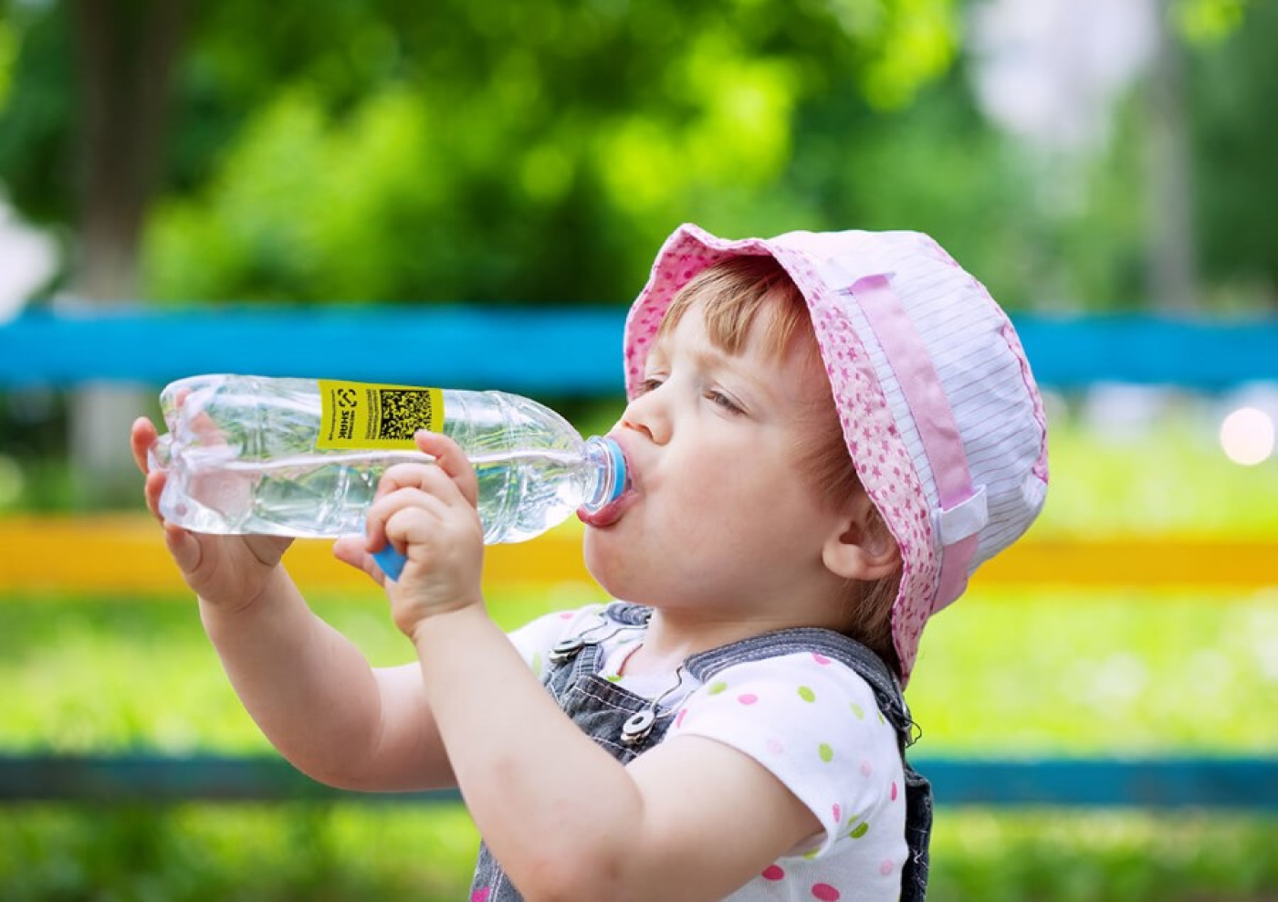 Дети водички. Ребенок пьет воду. Лето жара дети. Питье летом в жару. Ребенок пьет воду из бутылки.