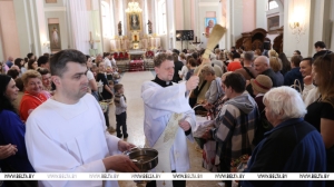 Накануне Пасхи белорусы освящают куличи в храмах и костелах