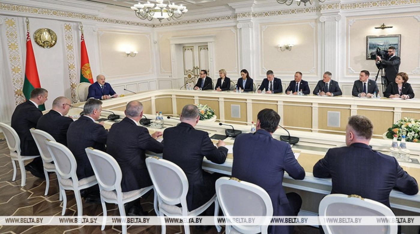 Лукашенко на примере ситуации с картошкой объяснил, как и что чиновники должны держать на контроле