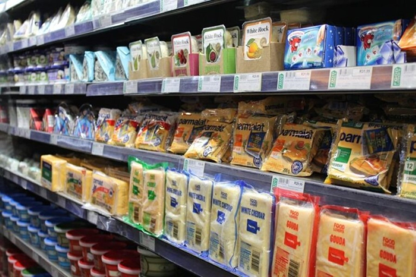 Товар с плесенью на полке магазина: куда обратиться покупателю?