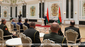&quot;Важен и весом вклад каждого&quot;. Лукашенко вручил госнаграды заслуженным деятелям различных сфер