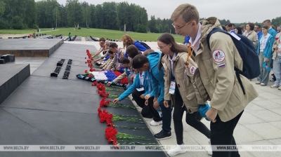 "Увидели весь ужас войны". Участники "Поезда Памяти" посетили мемориальный комплекс "Хатынь"