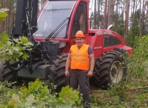 Работники лесхоза оказывают помощь Быховскому лесхозу в разработке ветровально-буреломных лесосек с помощью многооперационной техники