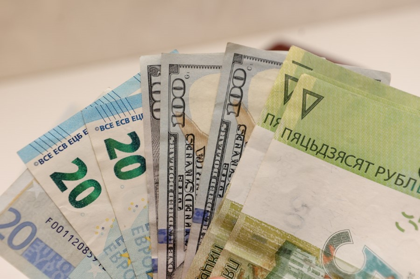 Белорусский рубль на торгах 20 июня ослаб к основным валютам