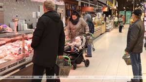 Лукашенко: люди стали больше ходить в магазины и больше покупать