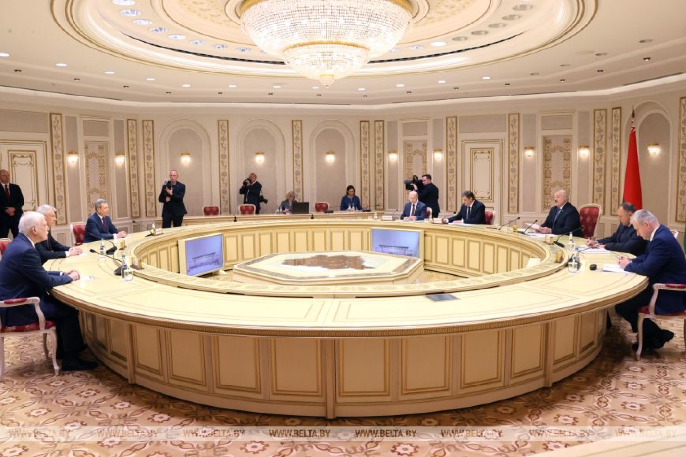 Лукашенко предлагает гранить в Беларуси алмазы из Магадана