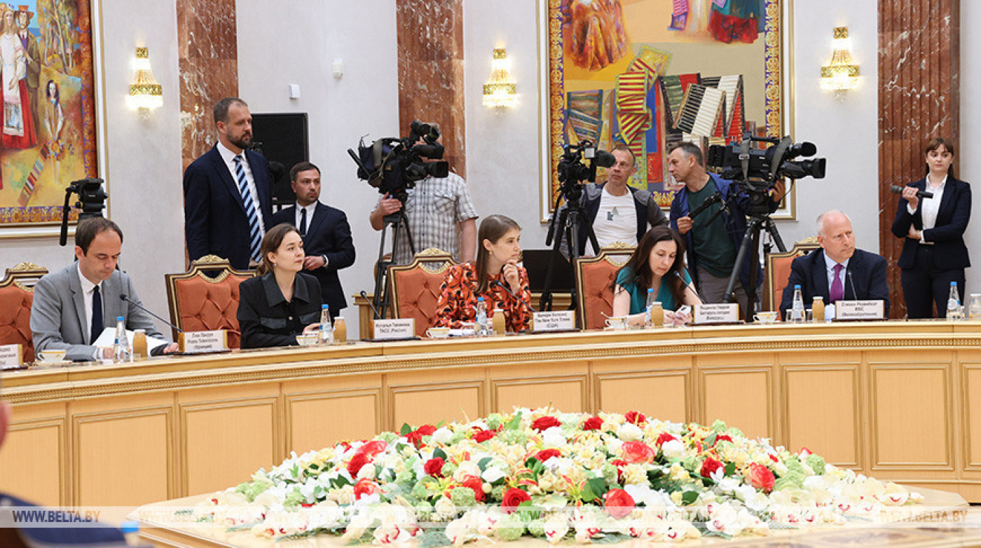 Лукашенко проводит встречу с представителями зарубежных и белорусских СМИ