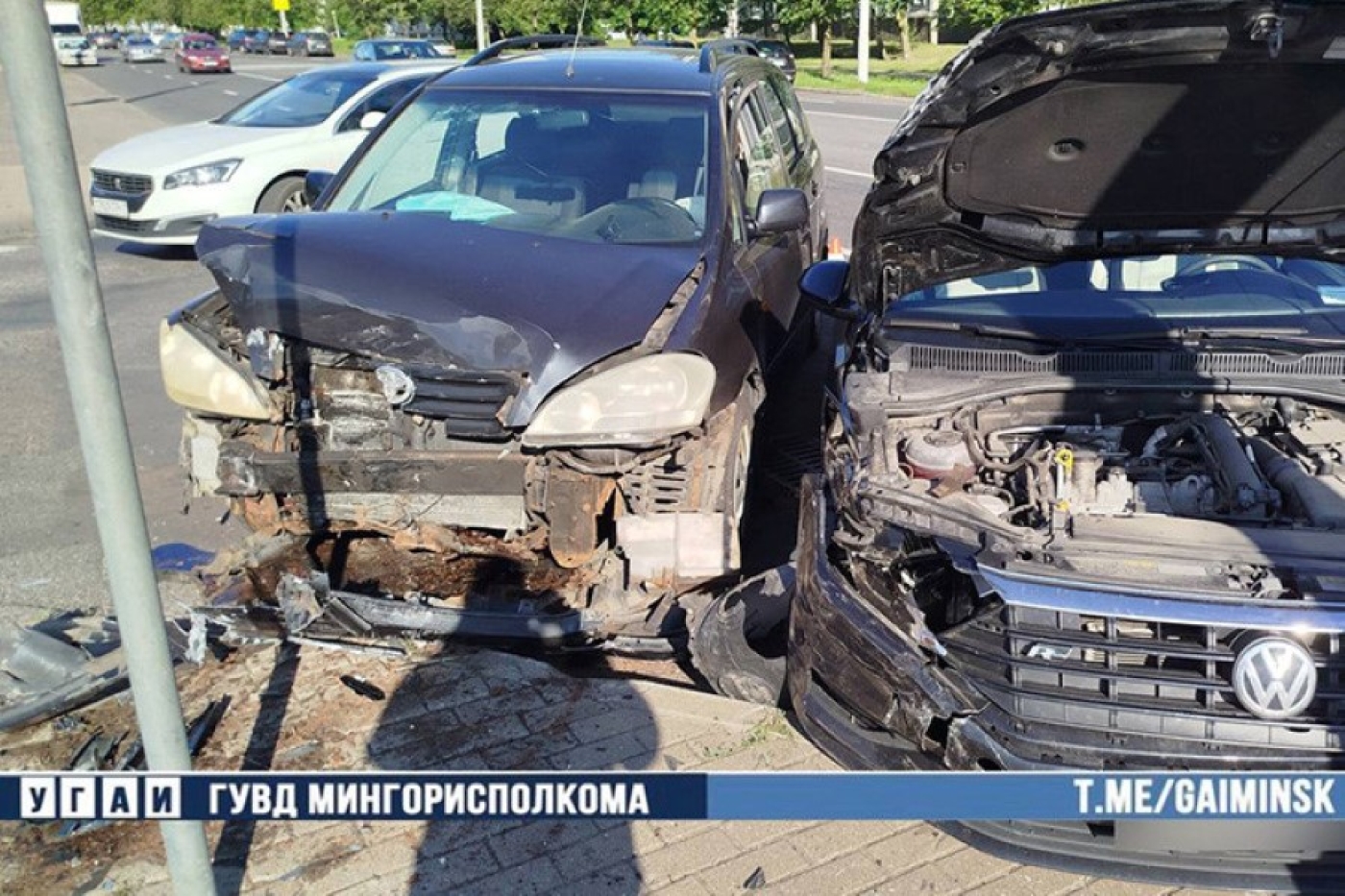 Трех человек увезли в больницу после столкновения двух авто в Минске