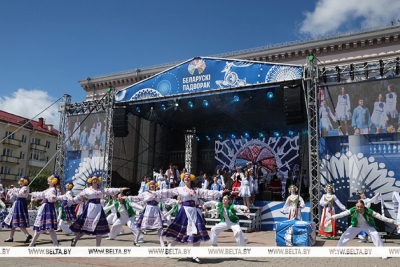 "По всем традициям встречаем гостей". Чем белорусское подворье удивляет гостей фестиваля нацкультур в Гродно