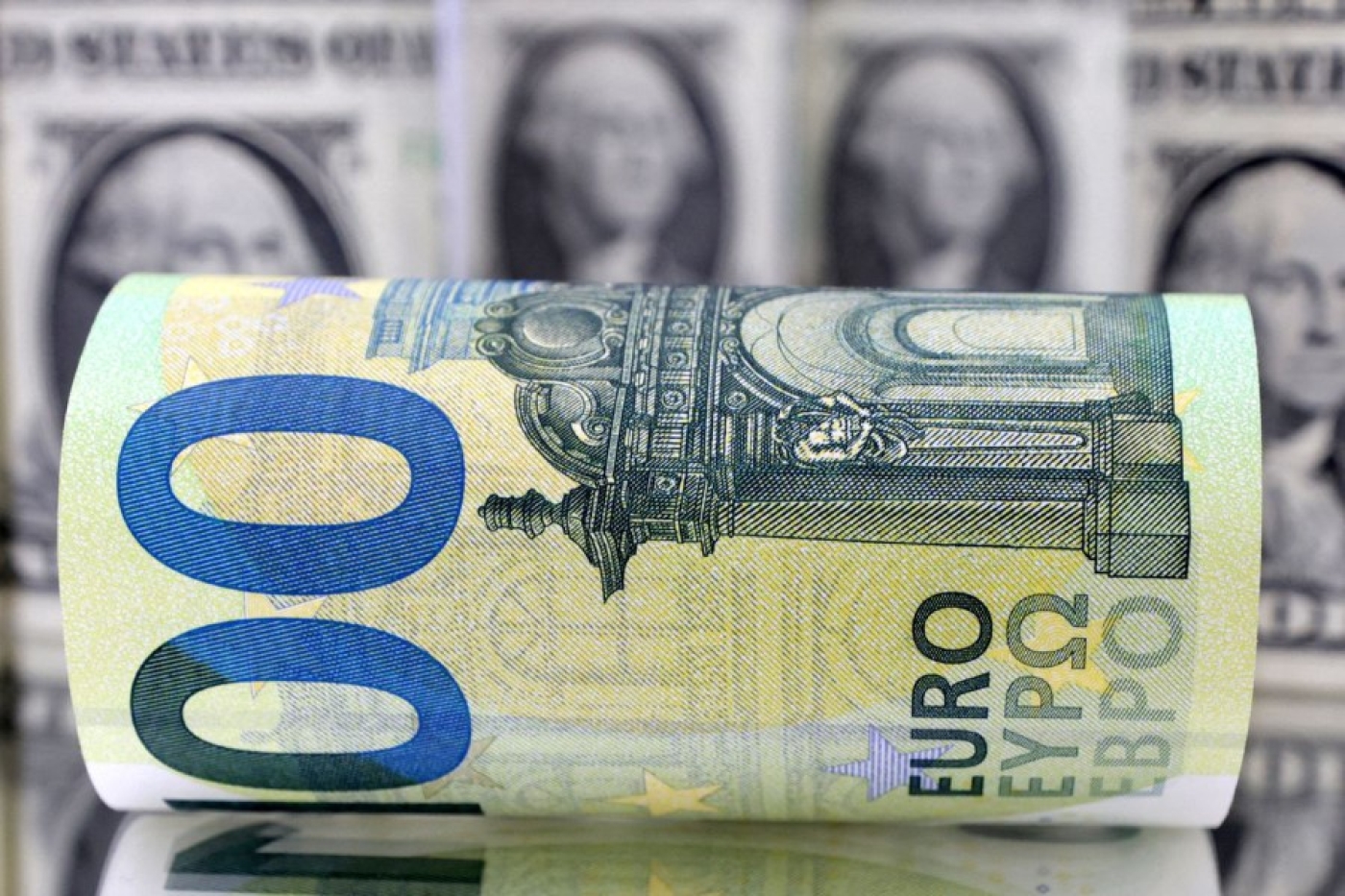 Российский рубль подешевел, доллар и юань подорожали на торгах 21 июня