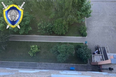 Годовалый малыш выпал из окна пятого этажа в Марьиной Горке. Следователи работают на месте происшествия