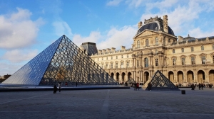 Грабители разбили окна в Лувре и унесли ювелирные украшения. Музей закрыт для посетителей