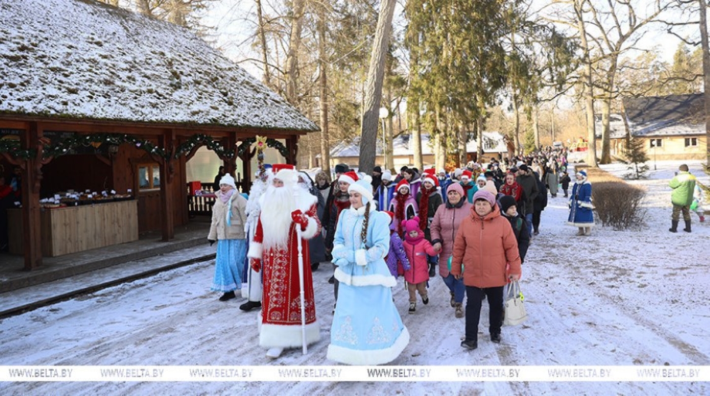 В поместье белорусского Деда Мороза в Беловежской пуще состоялось праздничное мероприятие "Проводы Снегурочки"