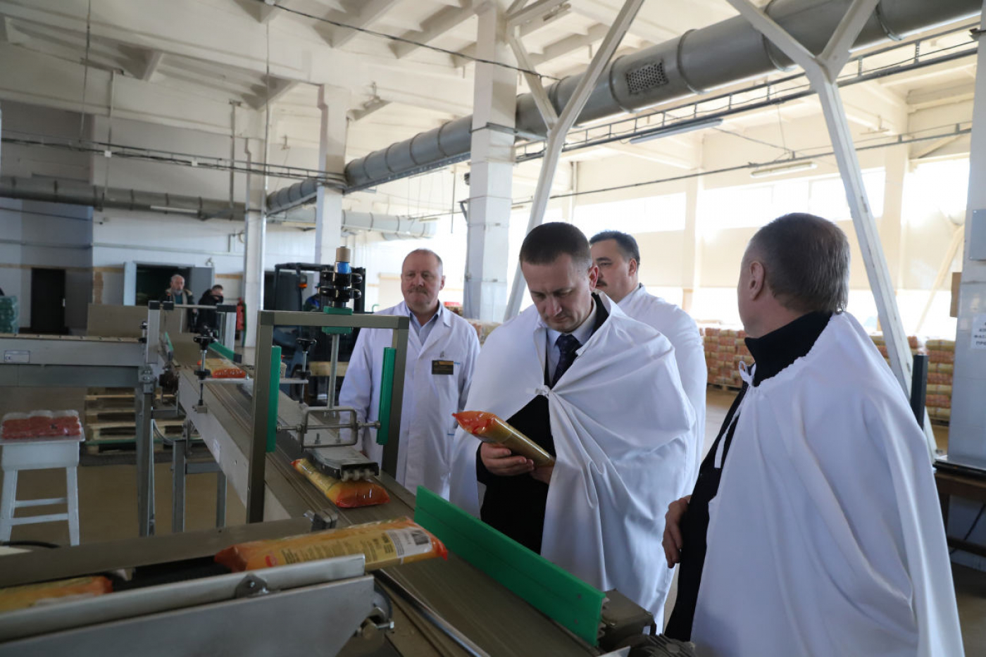 «Дефицита продуктов не будет». Александр Турчин посетил производство «третьего хлеба» в Борисове