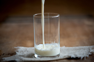 Педиатр предупредил об опасности цельного молока для детей до полутора лет