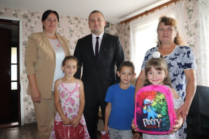 Председатель райисполкома  поздравил детишек из приемной семьи с началом учебного года!