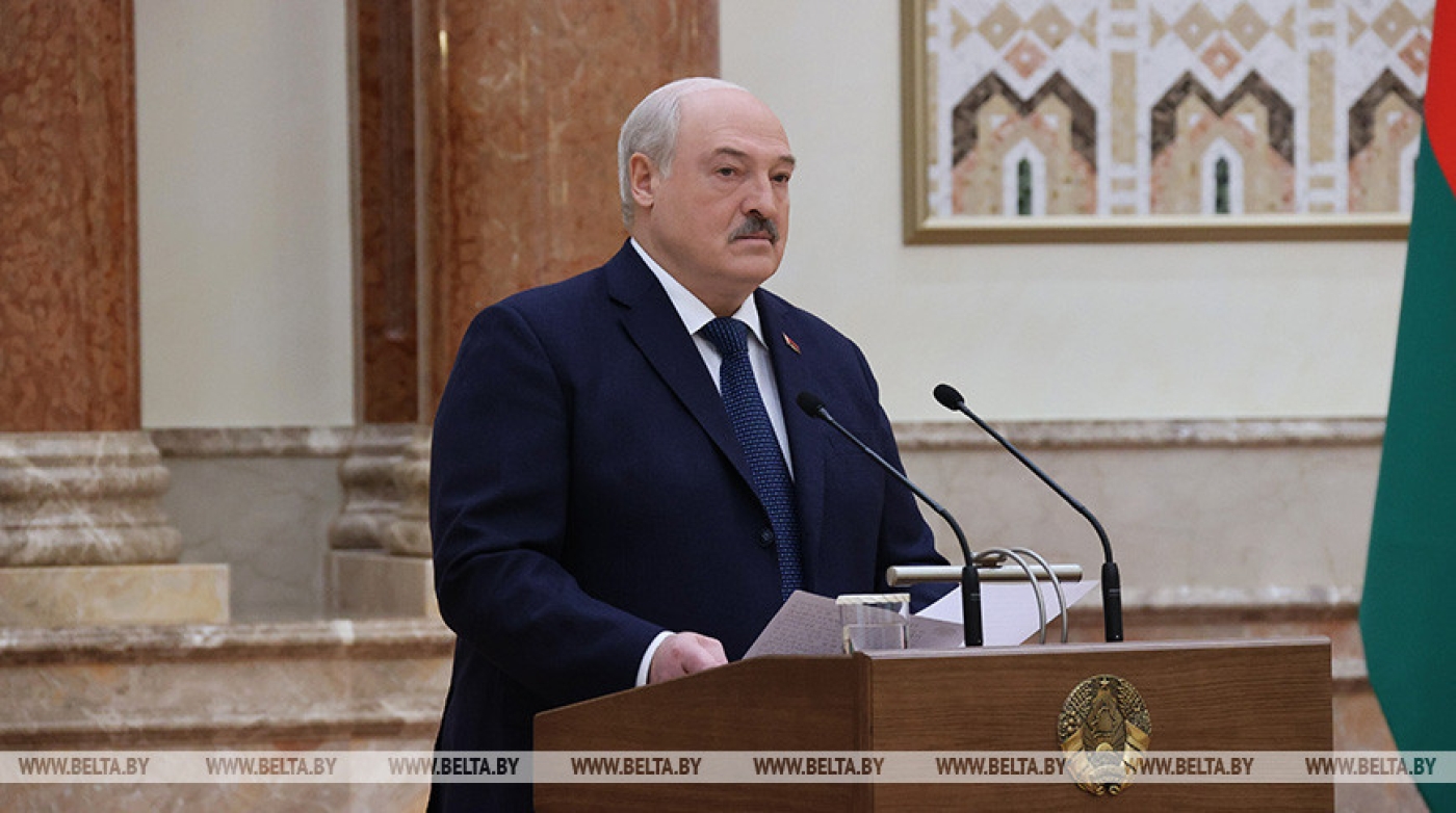 Лукашенко напомнил о поручении разработать новые учебники по философии