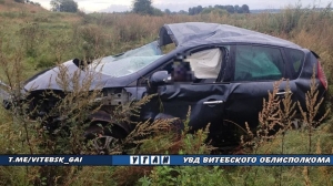 В Ушачском районе легковушка съехала в кювет и опрокинулась, погибла пассажирка