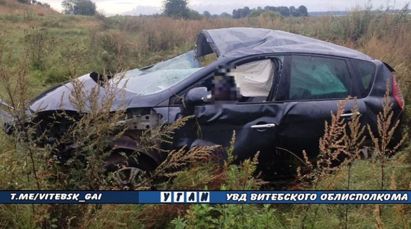В Ушачском районе легковушка съехала в кювет и опрокинулась, погибла пассажирка