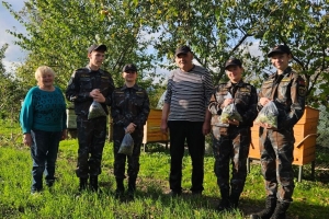 Связь поколений в действии: учащиеся ВПК БЕРКУТ поздравили ветерана МВД с Днем пожилых людей!