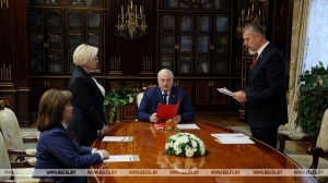 "Только вперед. Другого пути нет". Лукашенко поручил не упустить в Беларуси отрасль легкой промышленности