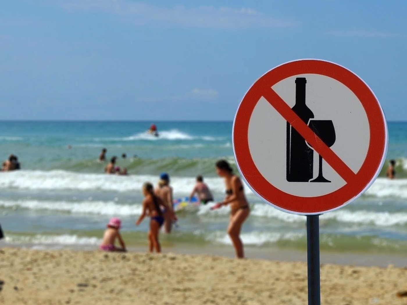 Можно ли на пляже распивать спиртное?