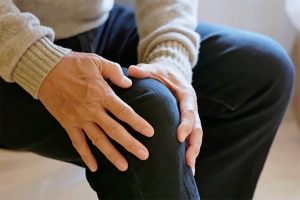Реабилитолог рассказал, что вызывает боль в коленях