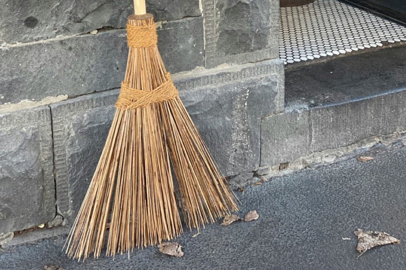 Как правильно выбросить веник и не накликать беду: секреты наших предков