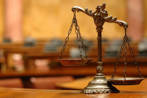 Суд надзорной инстанции отменил решение районного суда о взыскании с выпускника