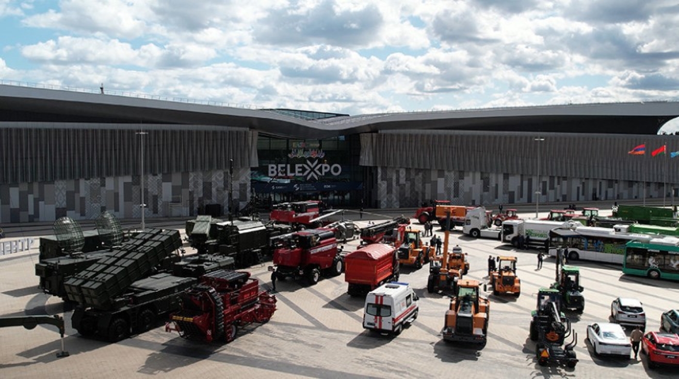 Лукашенко вместе с главами зарубежных делегаций после ЕЭФ осмотрел выставку белорусской техники