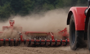 "Надо поставить жестко вопрос". Лукашенко о подготовке техники к весенним полевым работам