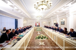 "Никто проехать не может, а они кофе пьют". Лукашенко поручил навести железный порядок на АЗС