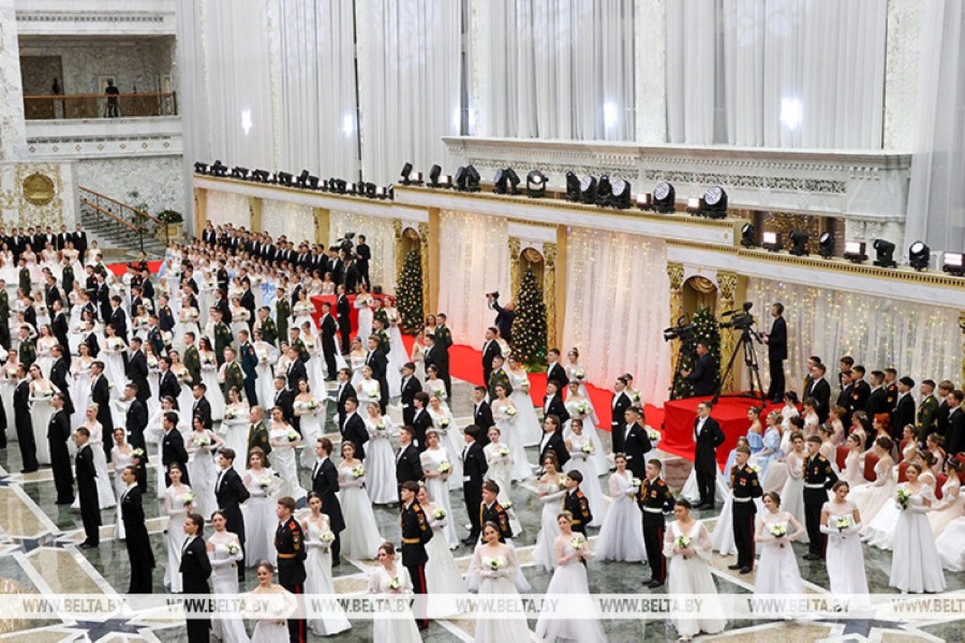 Вальс, кадриль и полонез. Дворец Независимости собрал участников красочного новогоднего бала