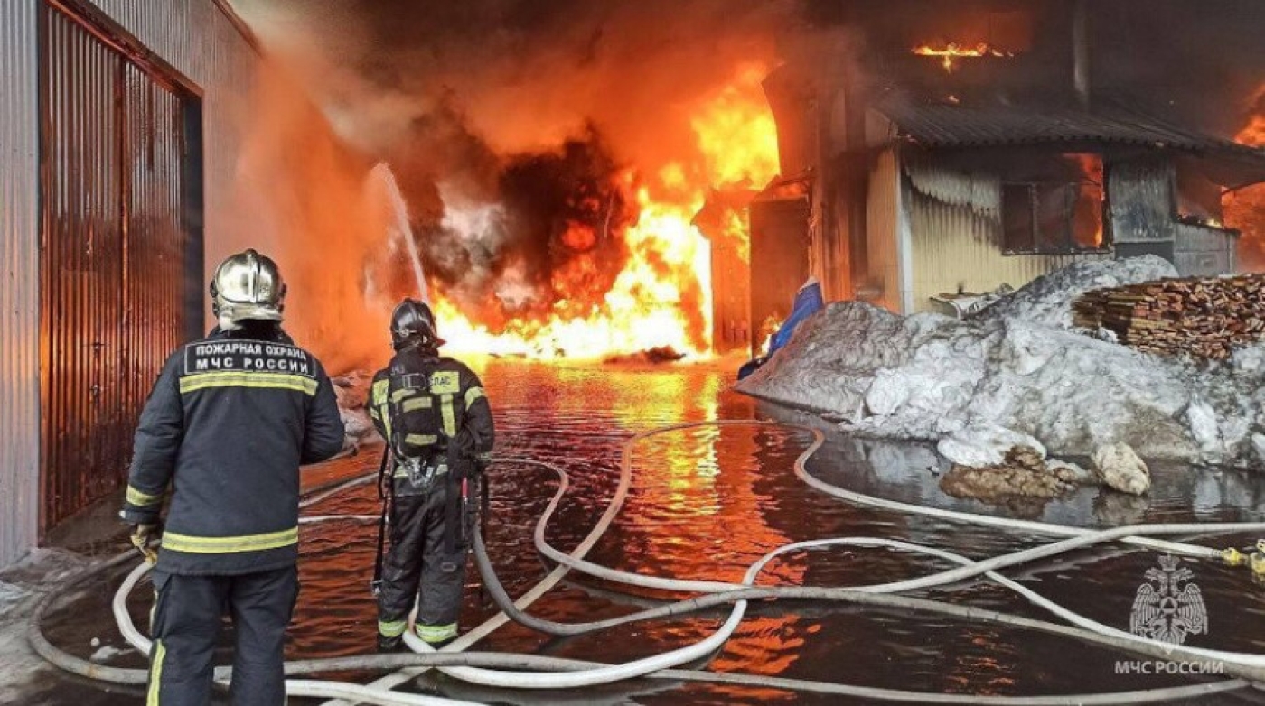 В Подмосковье горел склад с пластиковой продукцией, площадь пожара составила 9,5 тыс. кв.м