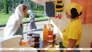 С шоколадом, малиной или мятой. Как выбрать вкусный мед, рассказали на ярмарке у Всехсвятского храма