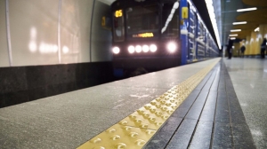 На станции "Площадь Ленина" на пути метро попала женщина