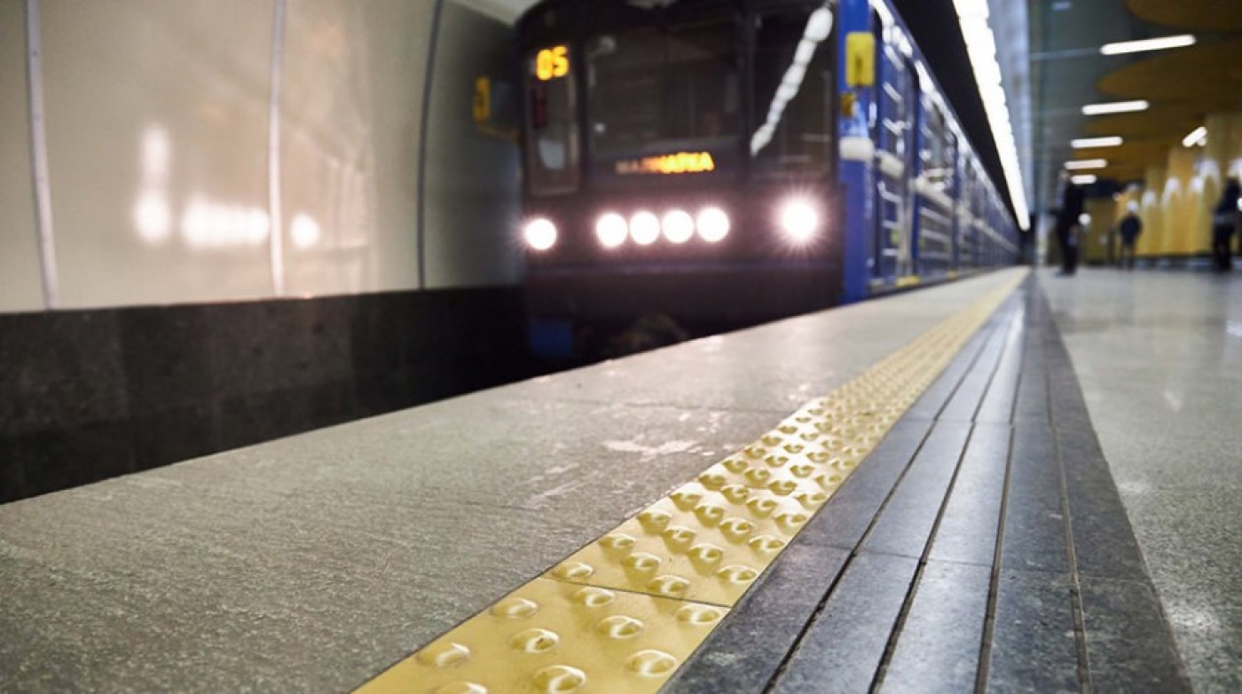 На станции "Площадь Ленина" на пути метро попала женщина