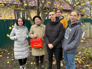 Активисты БРСМ помогли навести порядок на придомовой территории Лилии Григорьевне Козырко