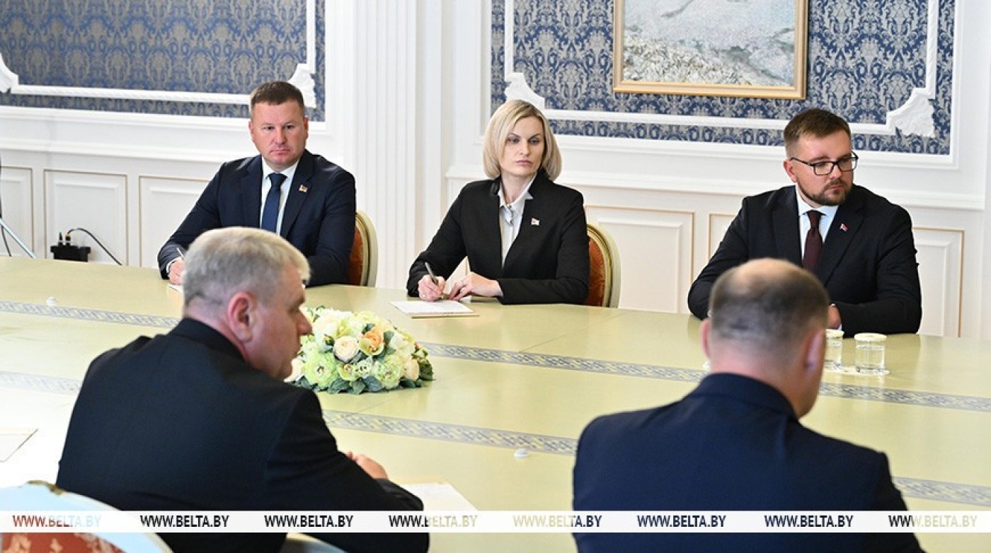 "Не вешайте гири к ногам". Лукашенко призывает придерживаться разумного подхода в объединении хозяйств