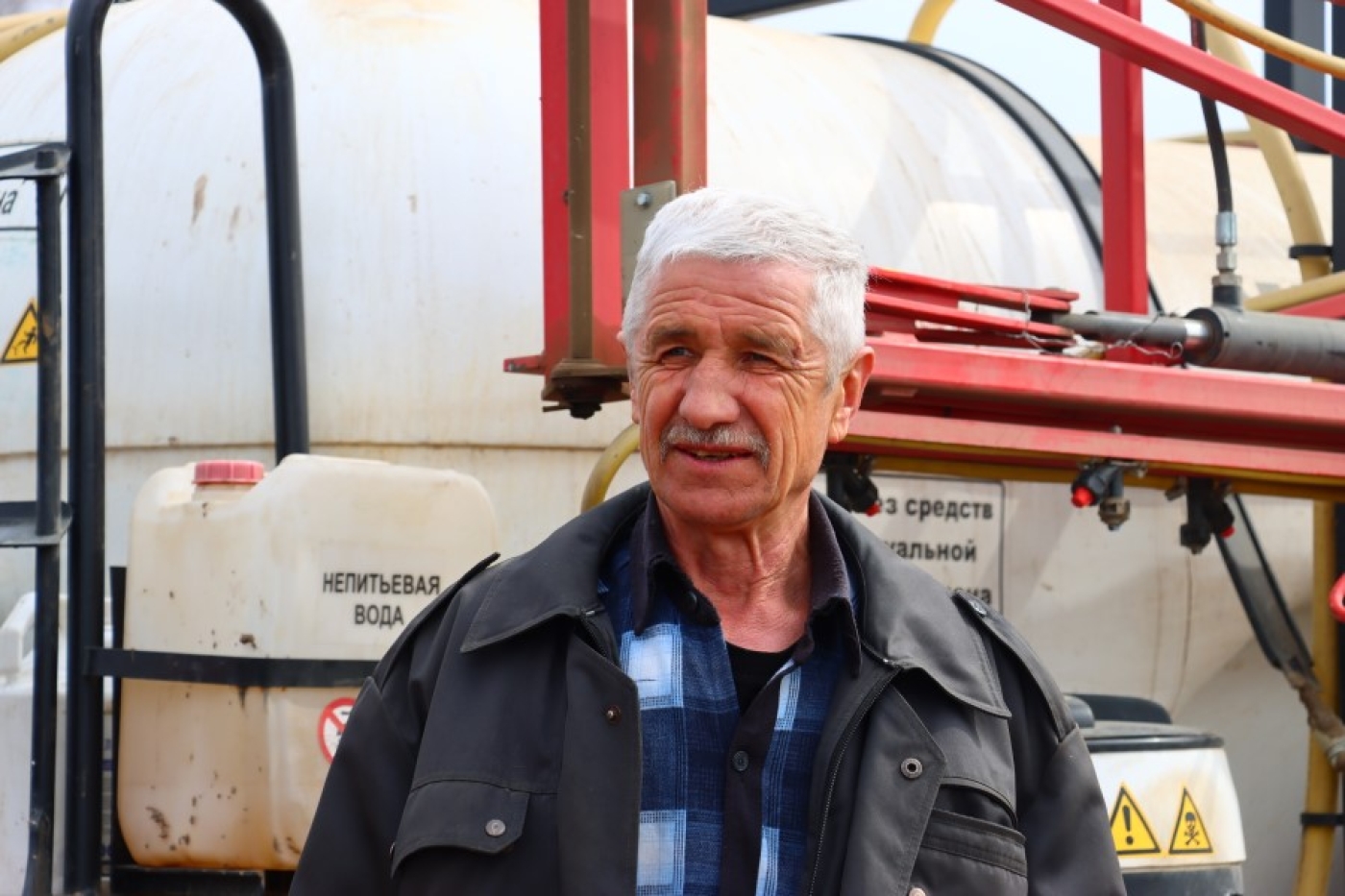 В поле не до скуки: Сергей Танкович успевает обработать сотни гектаров посевов в день