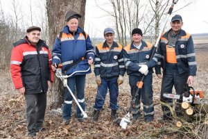 Работники ДЭУ-6 заняты благоустройством в Микуличах