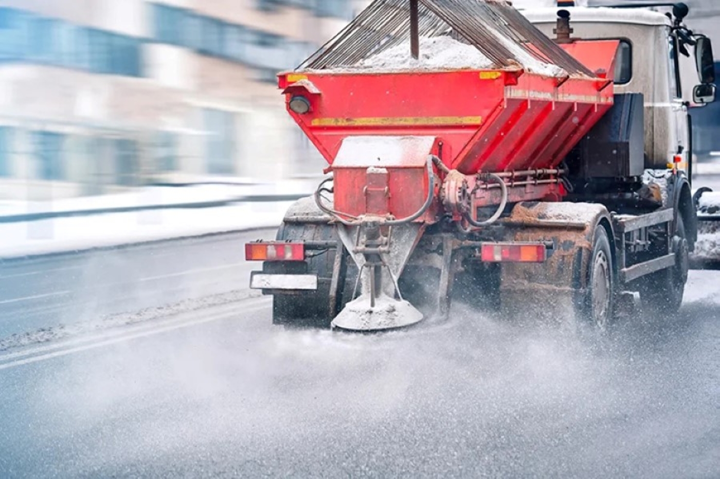 Гололедица на дорогах Минщины: коммунальные службы активно обрабатывают территории